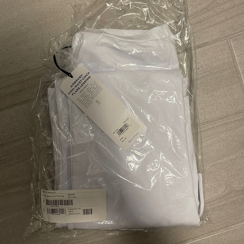 New, unused Alo Yoga
